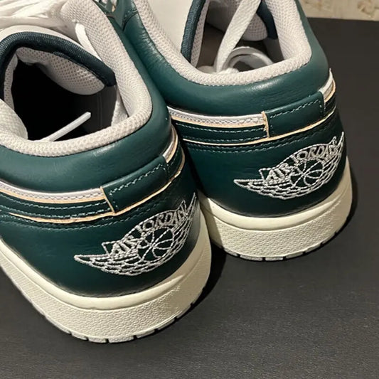 NIKE AIR JORDAN 1